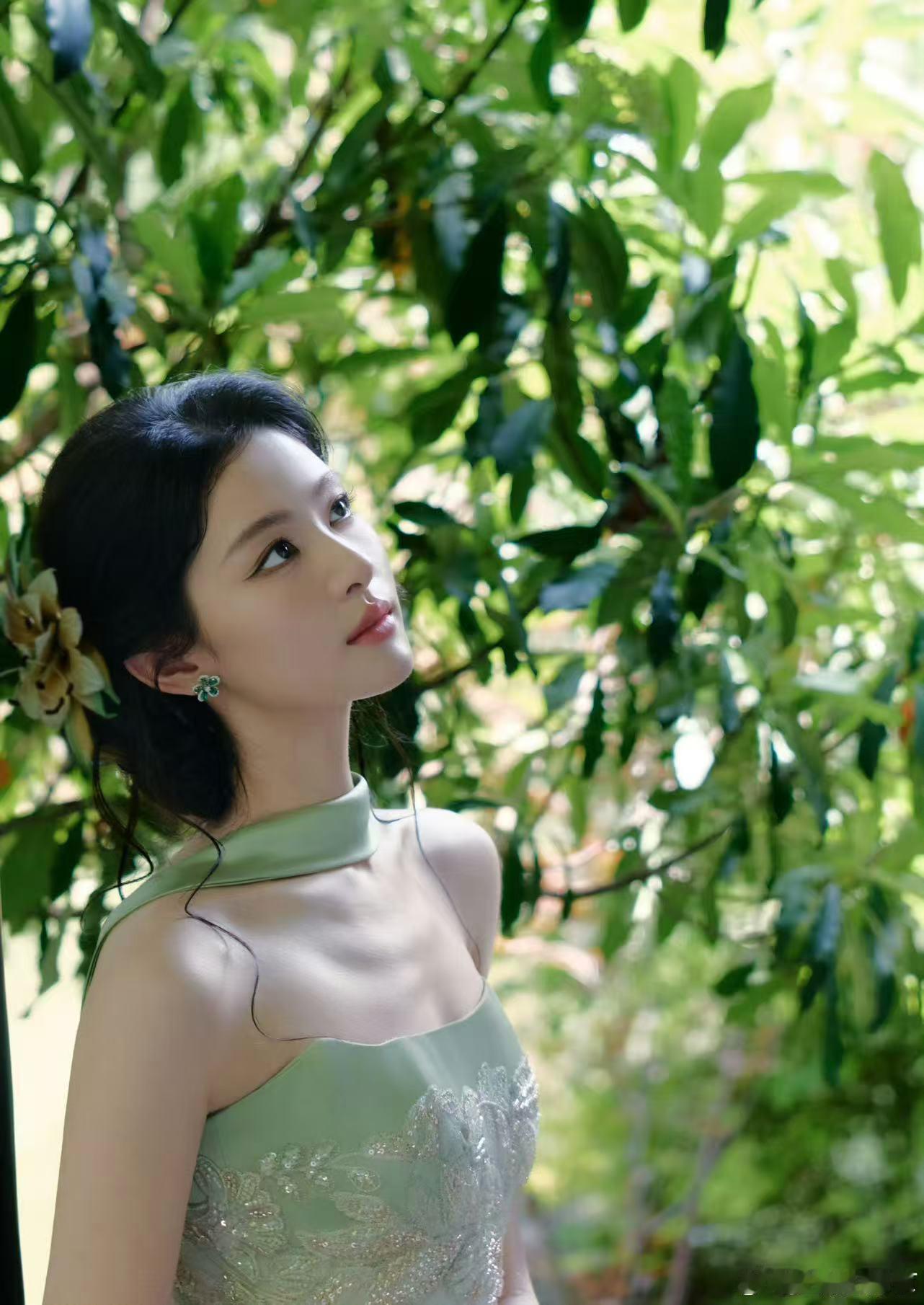 赵晴年度文化魅力人物赵晴斩获年度文化魅力人物，从汉服博主到演员，角色里自带东方气