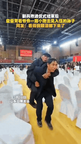 这才是最动人的深情！山东莒县这一幕直接看哭全网，爸爸背着爷爷一路小跑，只为送别即