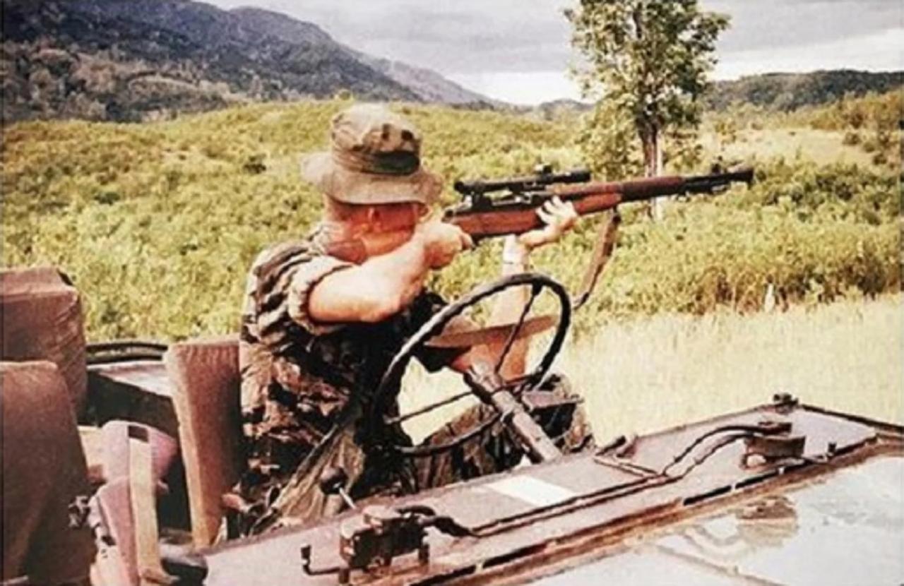 美国士兵在越南战争中使用M1D半自动精确射手步枪。