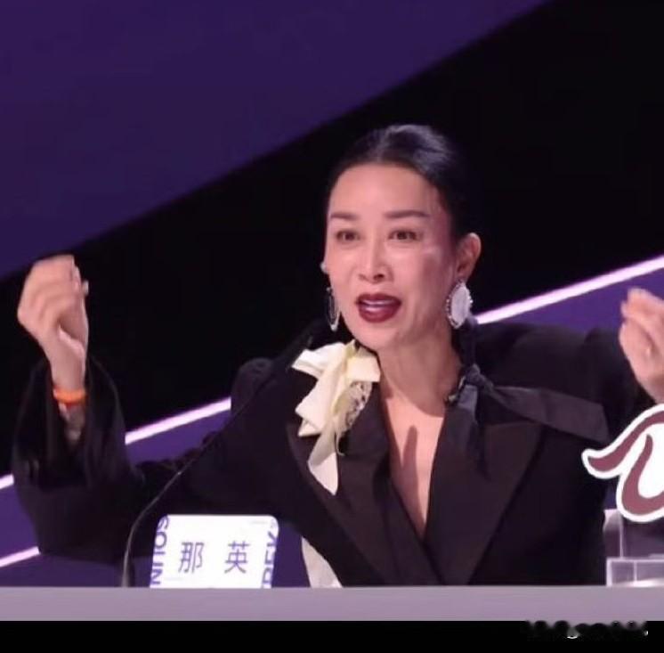 还得是那英啊！当个音乐节目导师，直接就让平时能说会道的何炅成了结巴，下不来台