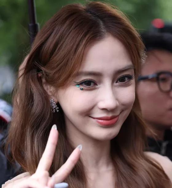 有点同情杨颖了。因为她被黄晓明狠狠上了一课。她以为自己的咖位足够大，却没想到
