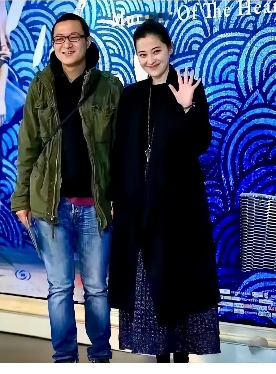 梅婷一家的安逸生活。住着豪宅。还有菜园子。梅婷跟73岁的公公学会了种菜。