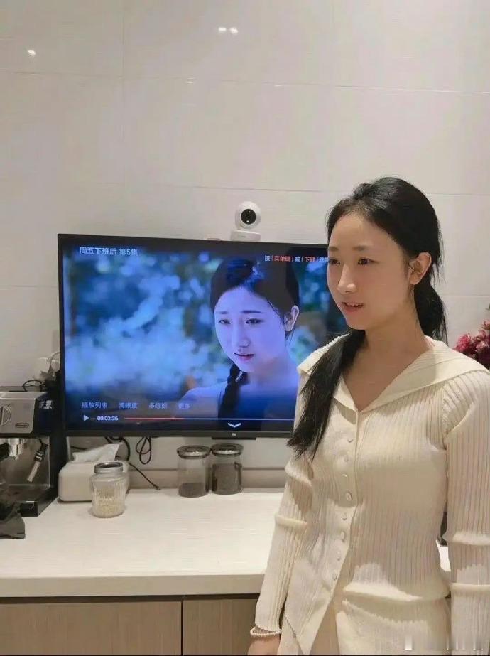 原来说的上镜胖20斤是真的，这对比也太明显了，胖了一圈啊