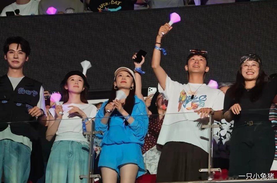 那英19岁女儿现身妈妈演唱会，染一头黄发很美，和宋丹丹坐在一起