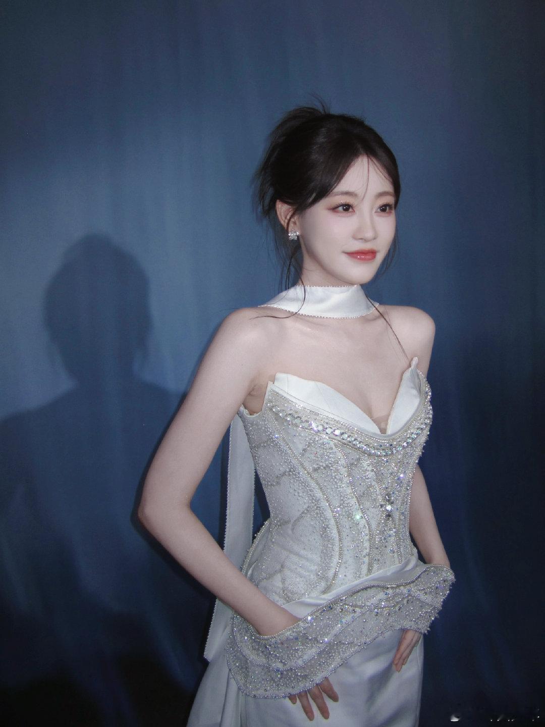 祝绪丹没兜硬插，裙子没兜却下意识做插兜动作，反差萌瞬间戳中笑点，真实又接地气～