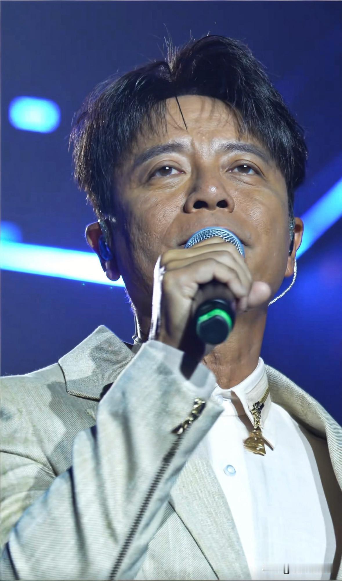 关掉美颜滤镜，男神是真的老了。