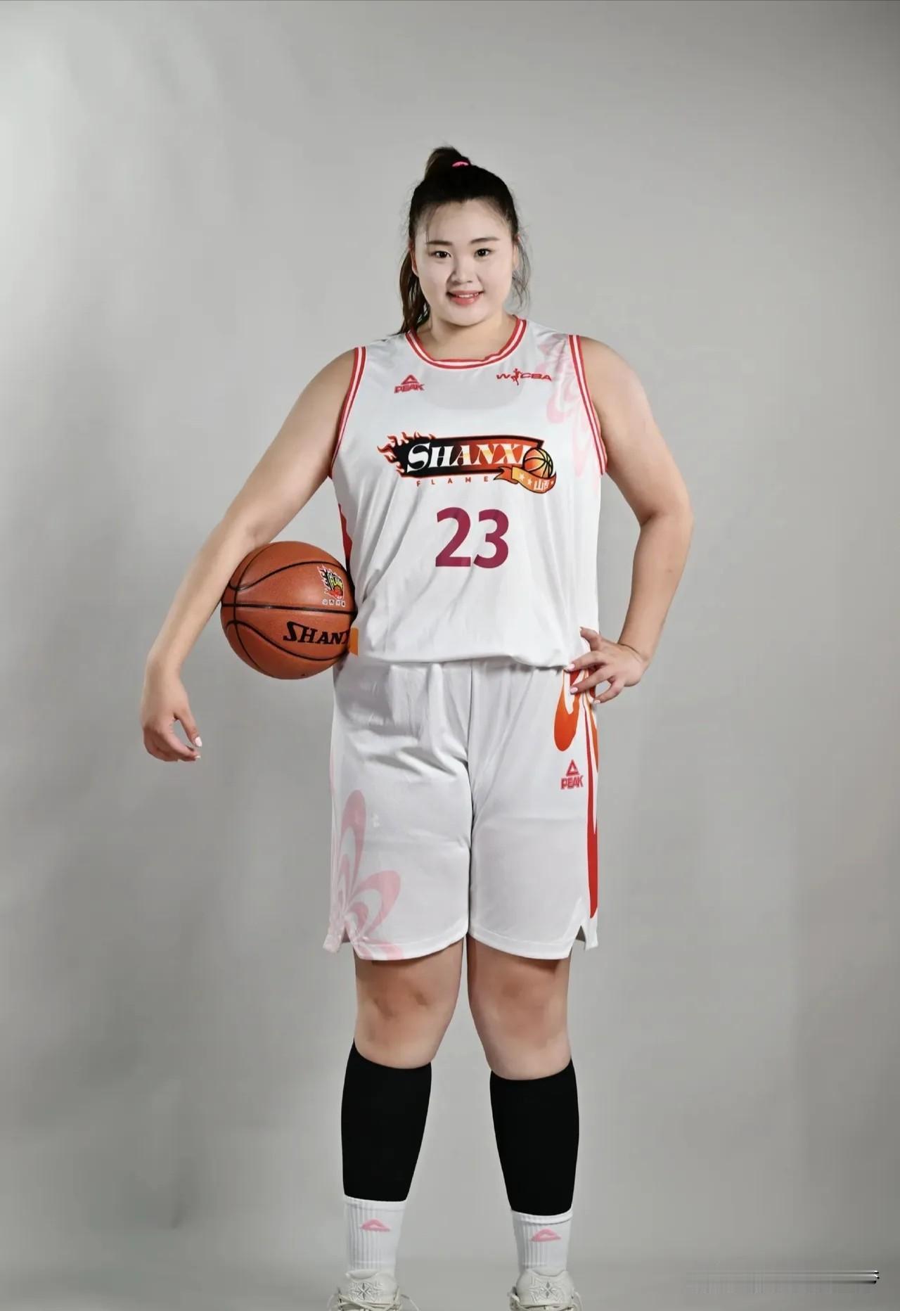 防守悍将巨无霸刘禹彤，打日本女篮就得上大宝贝！大宝贝在篮下防守的确到位，日本教练