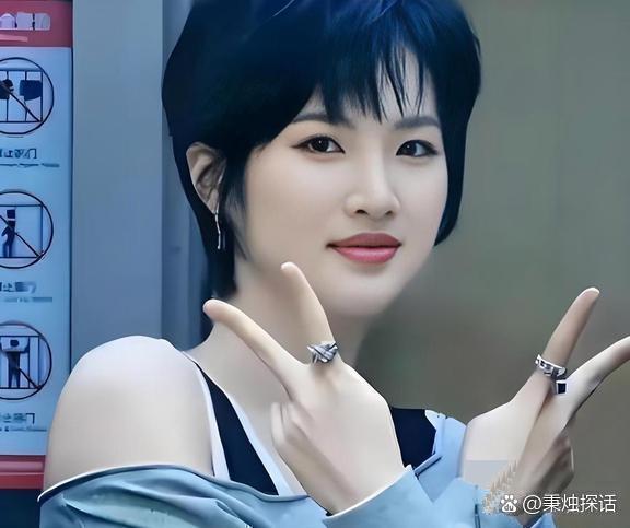 郭京飞当着众人面冲姚安娜喊：你爸有钱，这顿你请！瞬间全场安静，筷子都不动了。本以为公主会生气，没想到