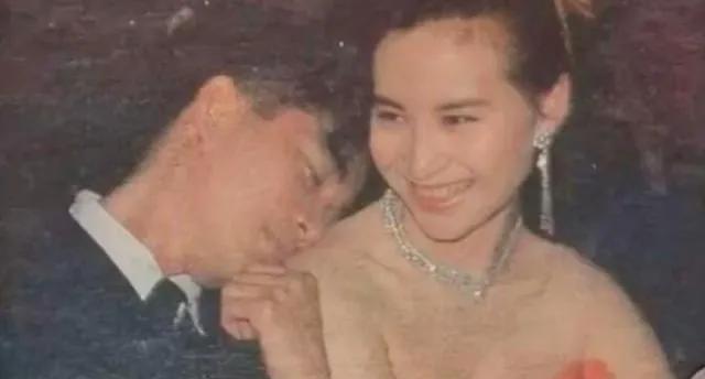 1990年，何超琼正在酒店和陈百强约会，何鸿燊却派人围堵了酒店，并且对陈百强放话