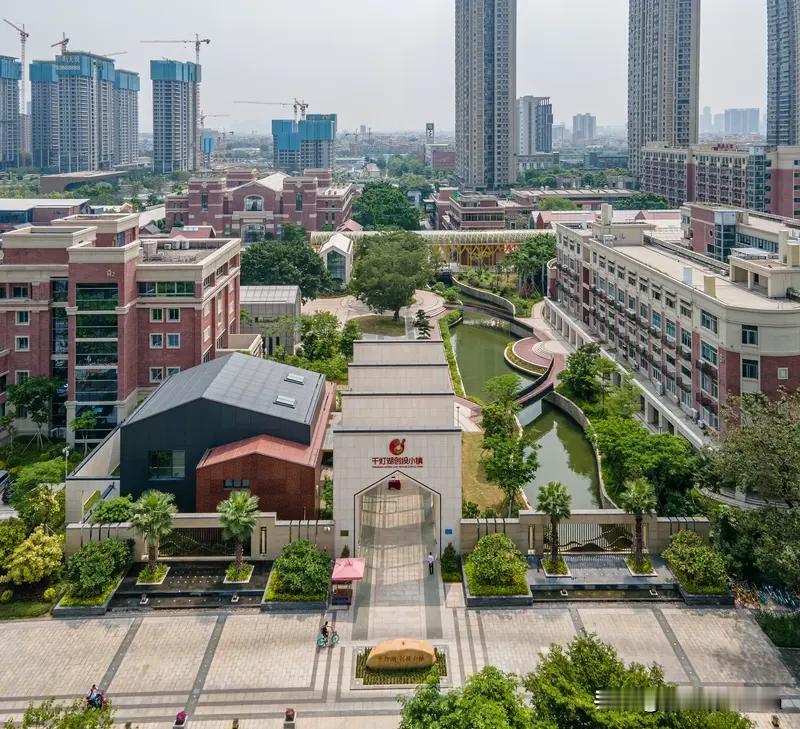 惊爆！广东佛山华大星晖高级中学出事了！1月17日消息，这所中学有学生身体不适，