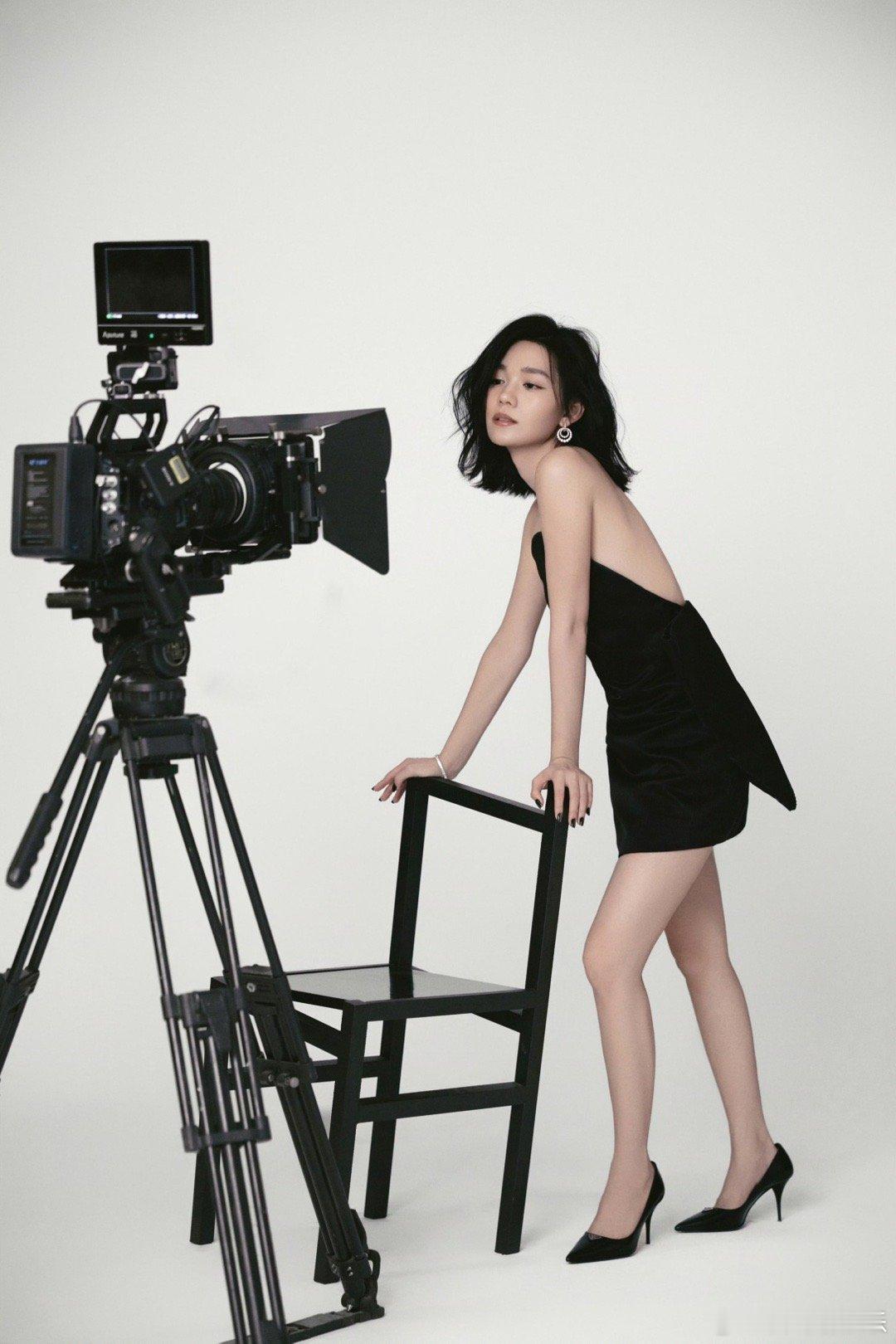 00花段奥娟金鸡造型气场全开！一天三套穿搭看点十足，电影赛道的亮眼表现让她时尚资