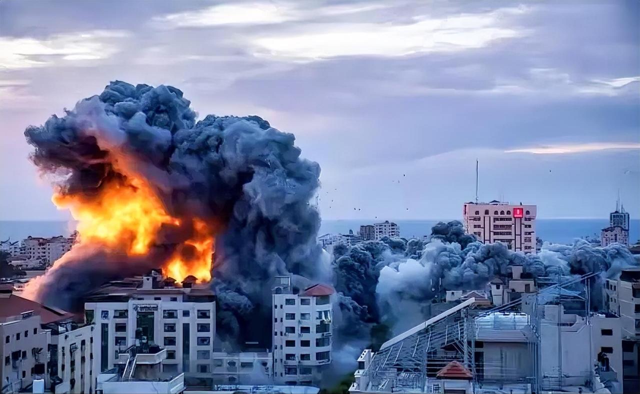 果然伊朗还是被骗了！就在其放下戒备、履行停火承诺的期间，以色列的战机已悄然升空，