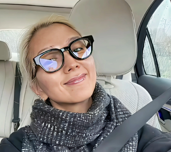 何洁最近这事看得人有点五味杂陈她自己倒是挺坦诚的，直接在节目里摊了牌——每个月