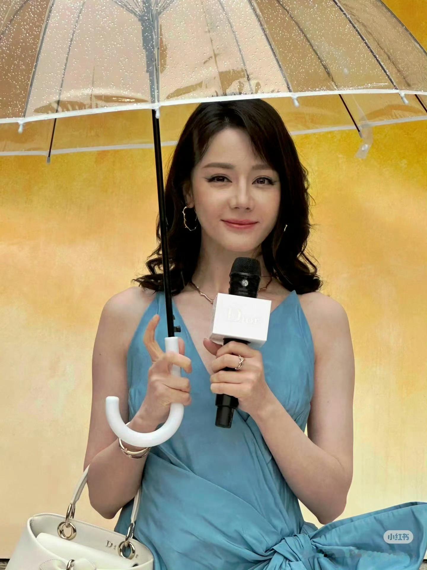 迪丽热巴邓为迪奥生图这有啥可比性啊，邓为帅的很突出，放一起我都明显感觉到年龄差了