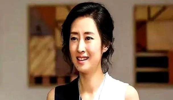 刘敏涛这回真把"女明星下班实录"演成了连续剧！昨晚被偶遇的她简直把共享单车骑出了