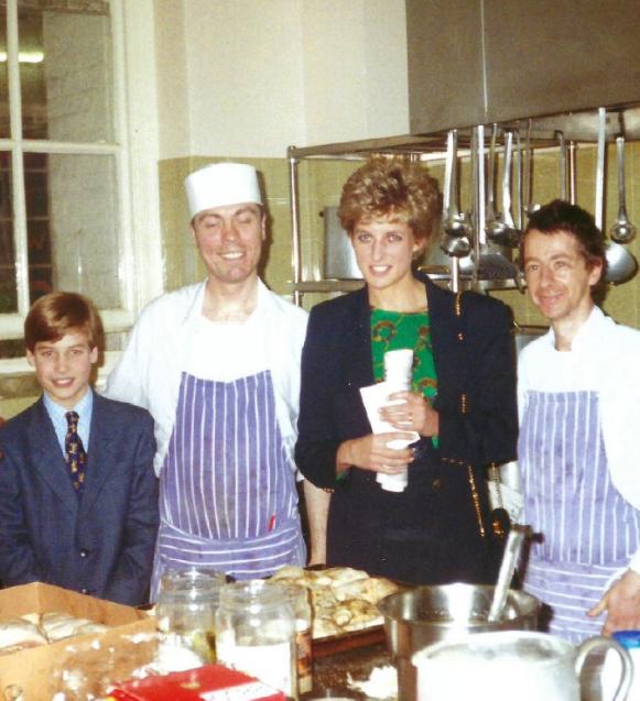 威廉王子带着儿子，重走戴安娜王妃的老路，追忆往昔。戴安娜王妃、威廉王子、哈里王