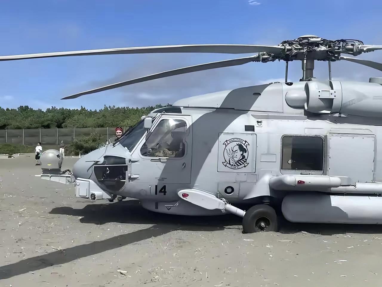 美军南海秀肌肉秒翻车！尼米兹号航母战机连环坠海，中方回应尽显格局