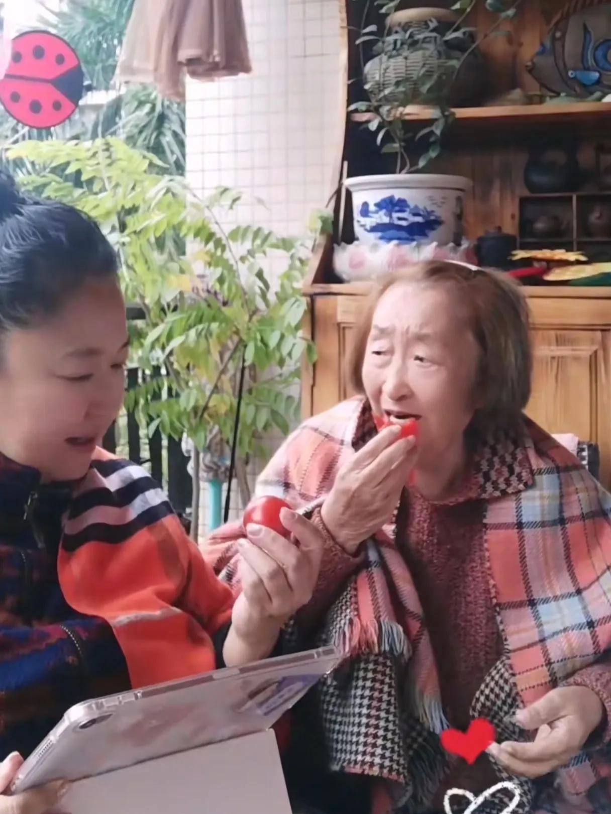 彭玉在几天前还好好的！她的女儿赵珈琪在一周前，还开心晒出一家人的多张合影。画面