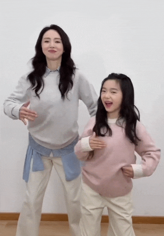 董璇带女儿跳《星星摇》！离婚五年反而逆生长？网友：这状态让亲妈都酸你们知道