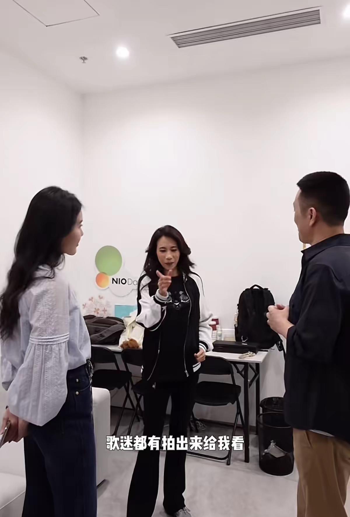李斌老婆虽然情商低，但颜值高、身材好啊，她往那一站把莫文蔚都比下去了！李斌老婆