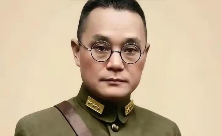 1949年深夜，国民党上将潘文华撞见自己最宠爱的七姨太正在屋里偷偷发电报。他没有