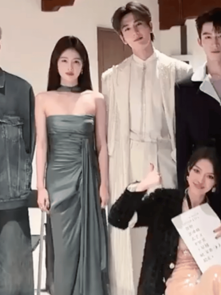 “白年好赫”当年真的很好嗑，从这几张图和视频就能看出张凌赫和白鹿的故事感。