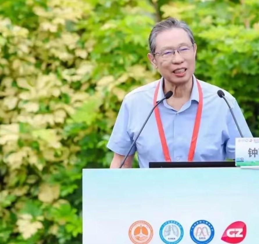 谢贤与钟南山皆为89岁，身体素质却判若云泥！谢贤仅比钟南山年长两个多月，然而观钟