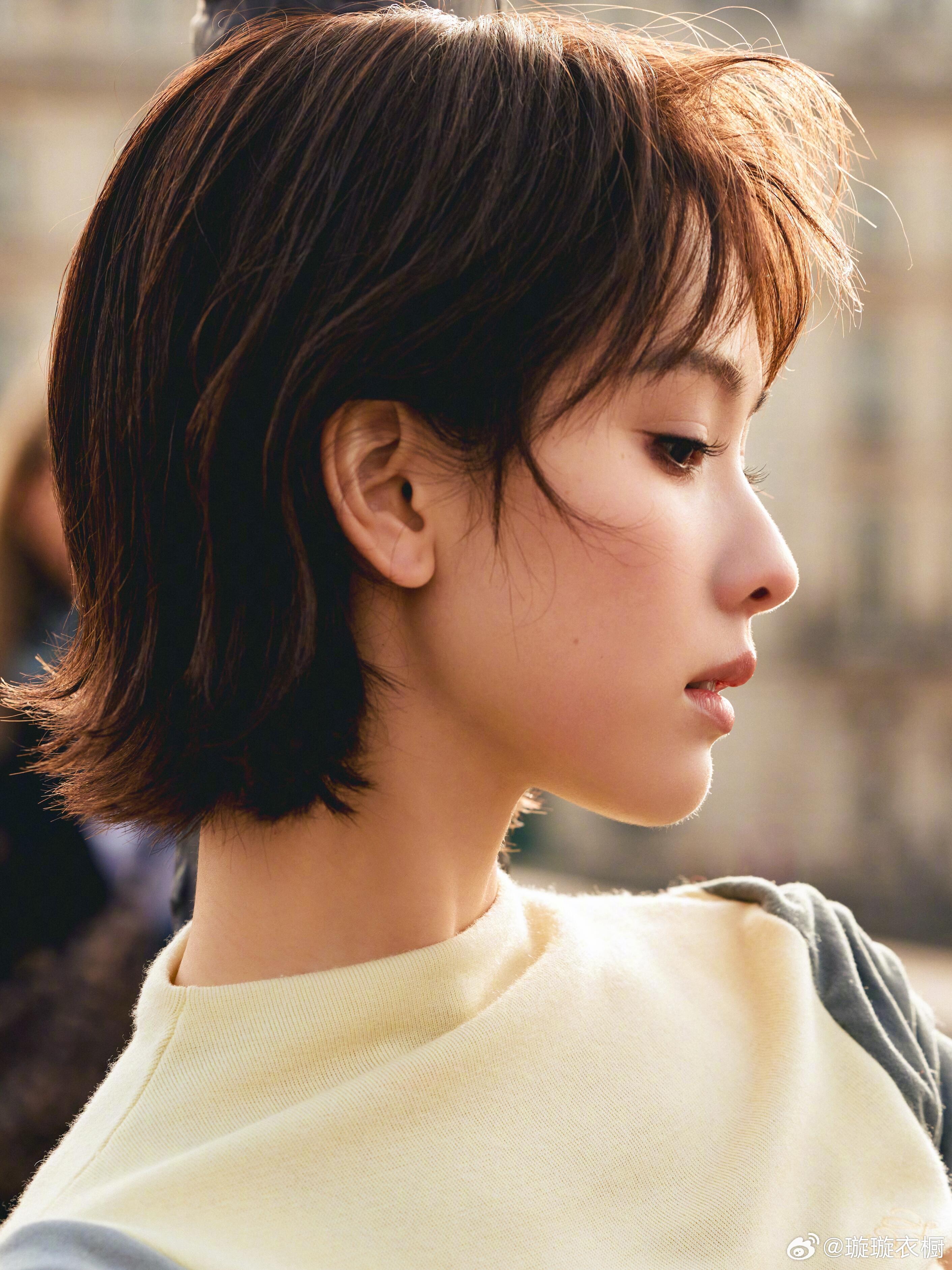 救命！陈都灵这造型把千禧年短发潮流和罗意威的艳色美学结合得太完美了，这才是真·时