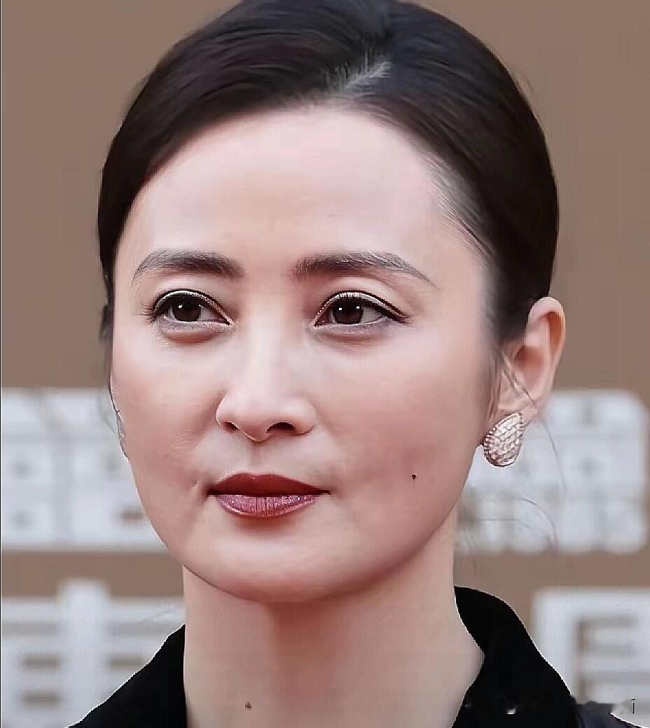 蒋勤勤年轻时是可以跟何晴、陈红媲美的一个大美女，是最灵动的美人，天然去雕饰，无需