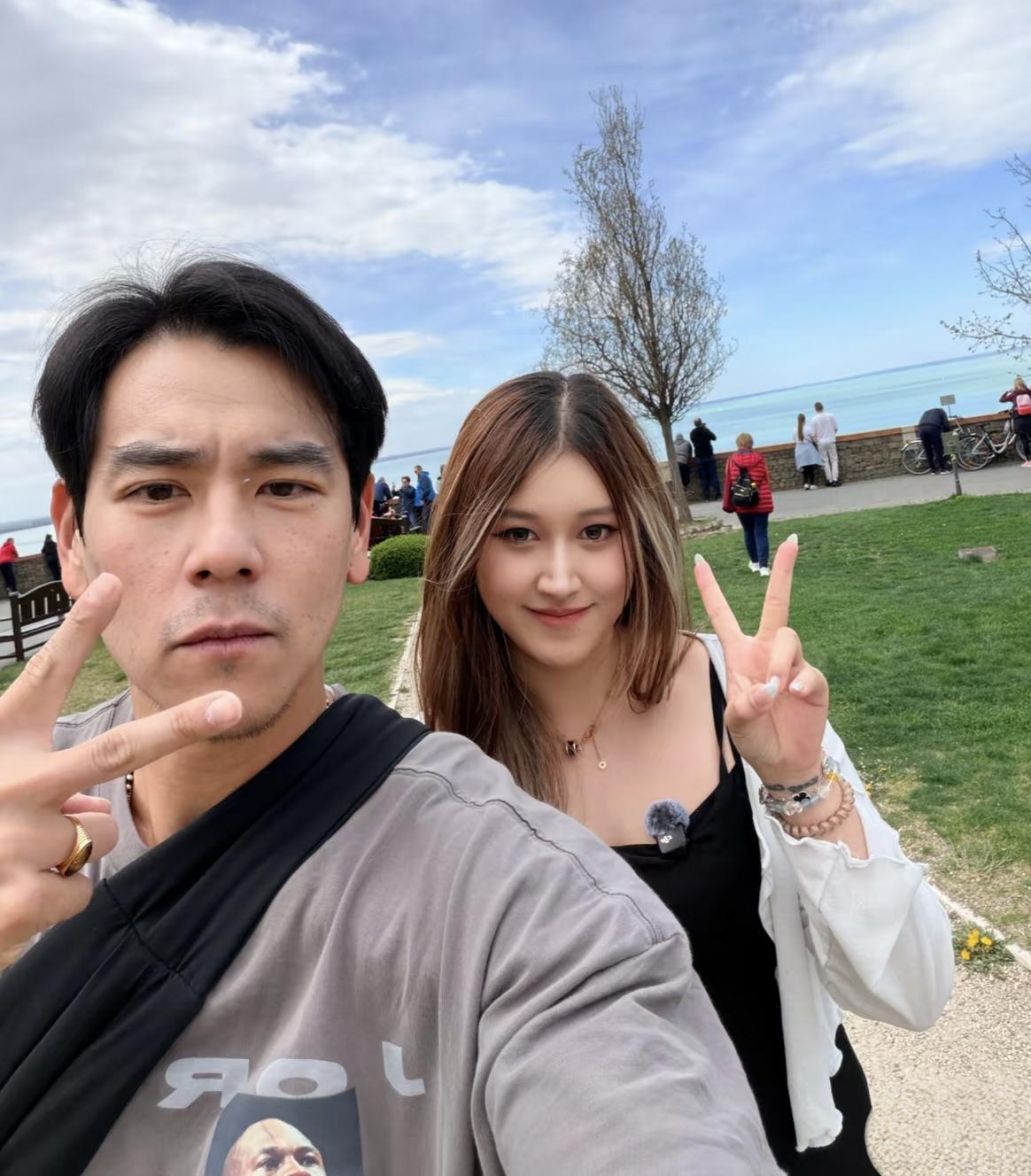 44岁彭于晏在匈牙利旅游被偶遇，他当天脸上没有化妆，穿着简单的日常服饰，没有助理