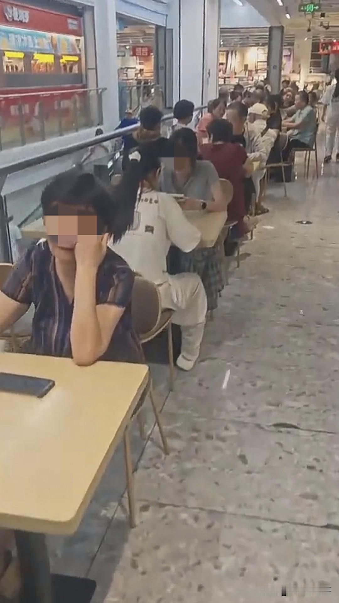 在商场里开个餐饮店，门口过道摆放的餐桌都被逛商场的人占满了，搞的想进来吃饭的人都