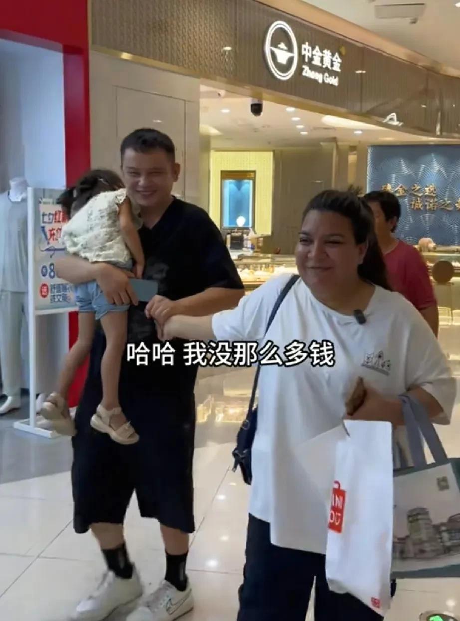 安波这巴铁媳妇，虽说平时不苟言笑，长相也不是网友心里那种“白月光”，但人家来中国