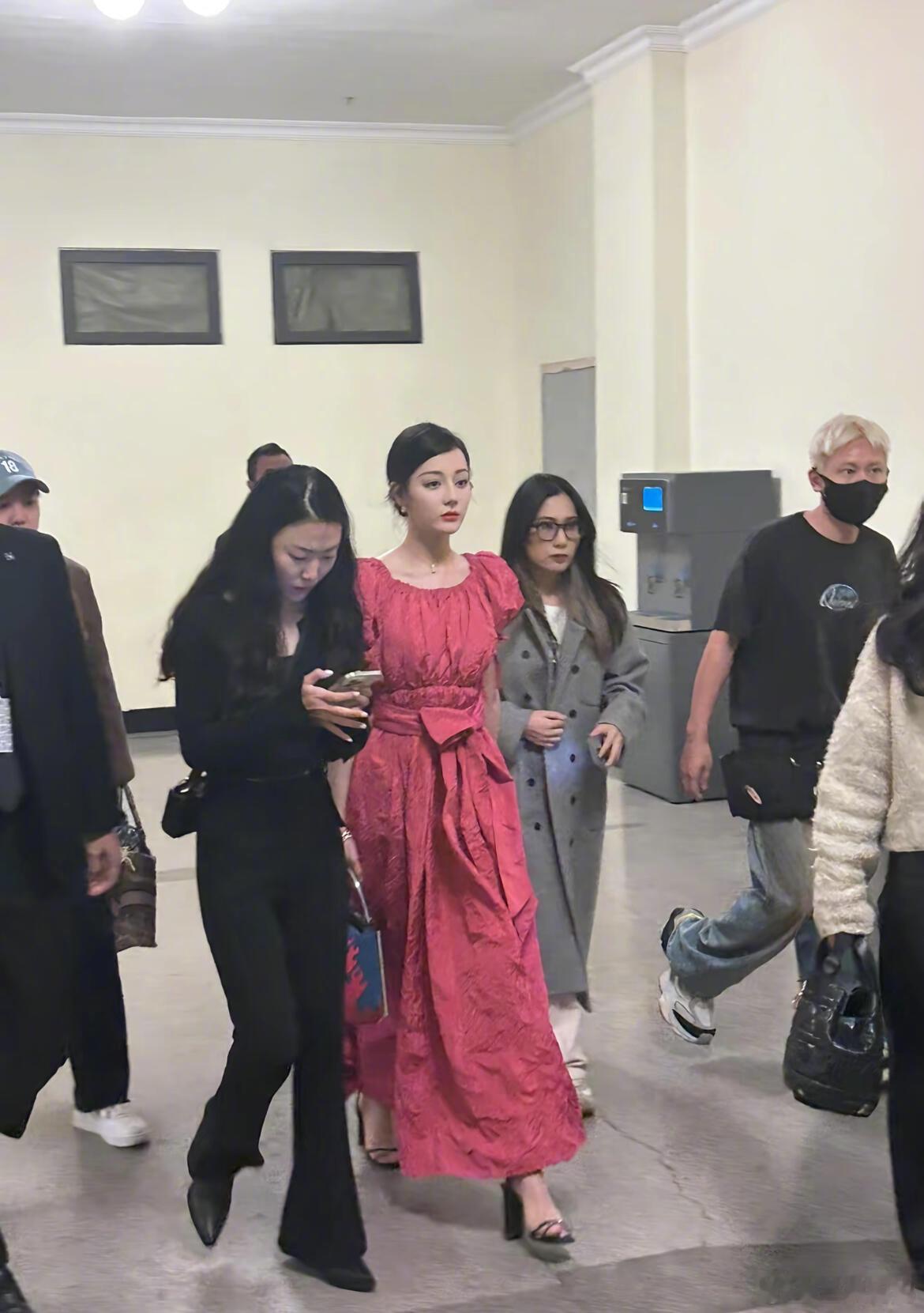 果然女明星都是小头中的小头，迪丽热巴这张生图完全是芭比娃娃照进现实！！​​​