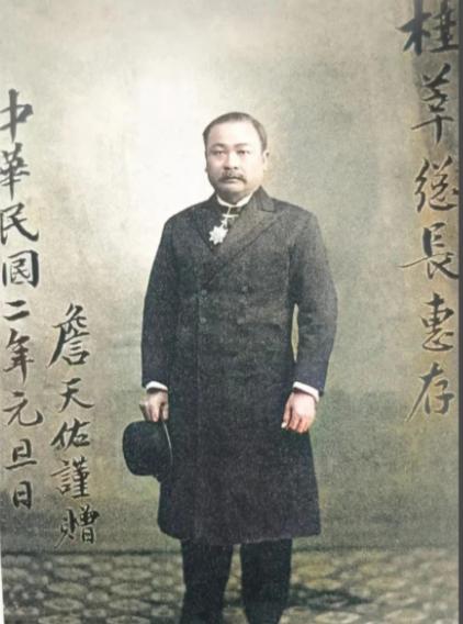 1982年，铁道部决定为詹天佑迁坟，未曾想，在挖开詹天佑墓的瞬间，竟看到棺木里流