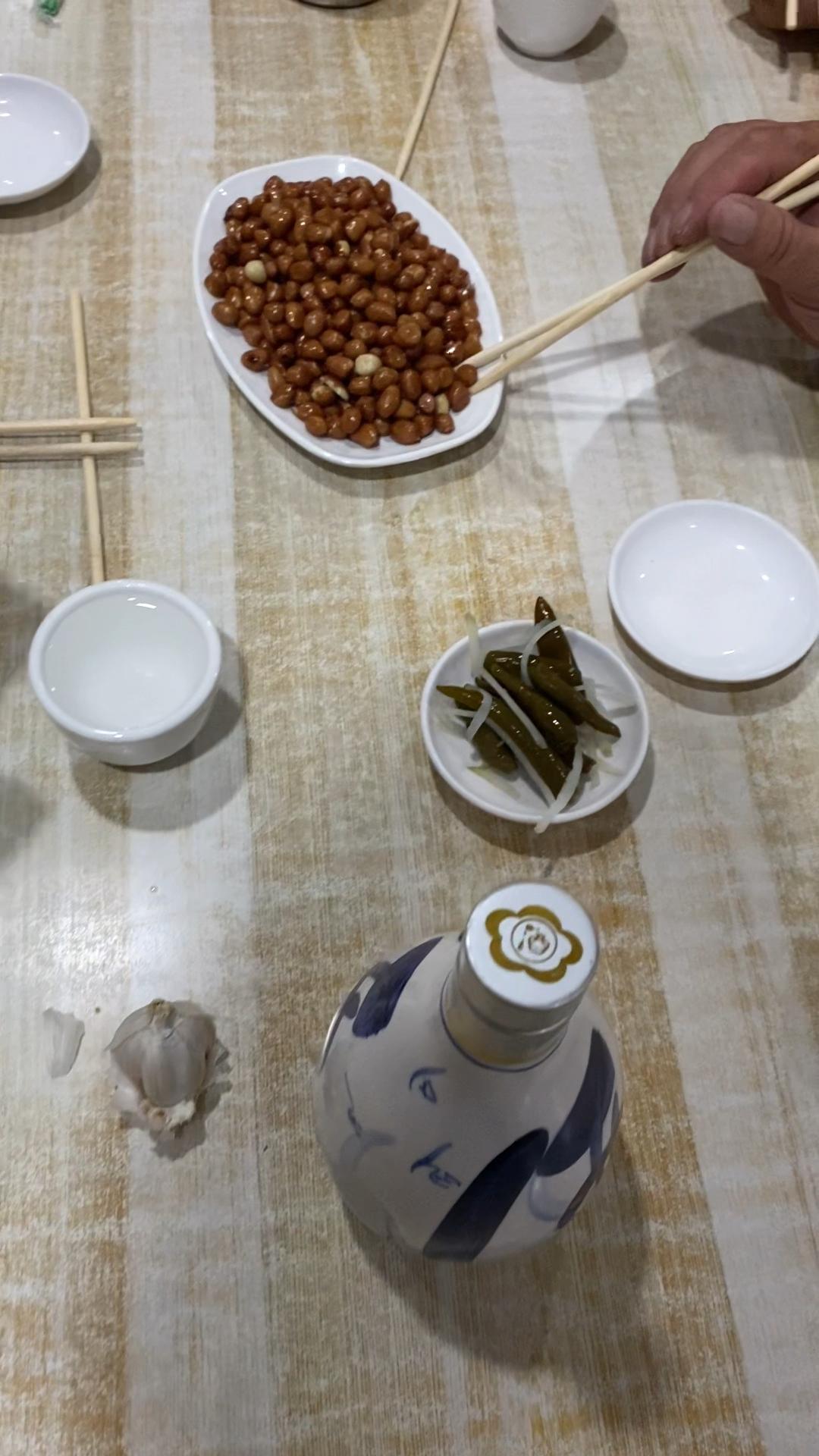 我所知道酗酒的人寿命都不长。不是猝死就是瘫痪。这种人有一种特点，自控力差，脸皮厚