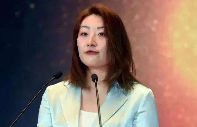 老宗对不起原配妻子施幼珍，也对不起女儿宗馥莉。宗馥莉自幼便目睹了父亲对母亲的