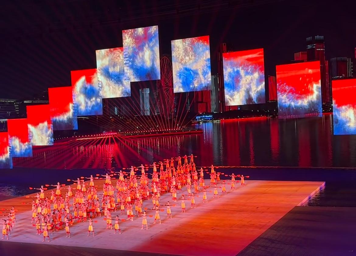 深圳闭幕式被喷“没底蕴”？别逗了，这明明是年轻城市的专属表达！广州开幕式的