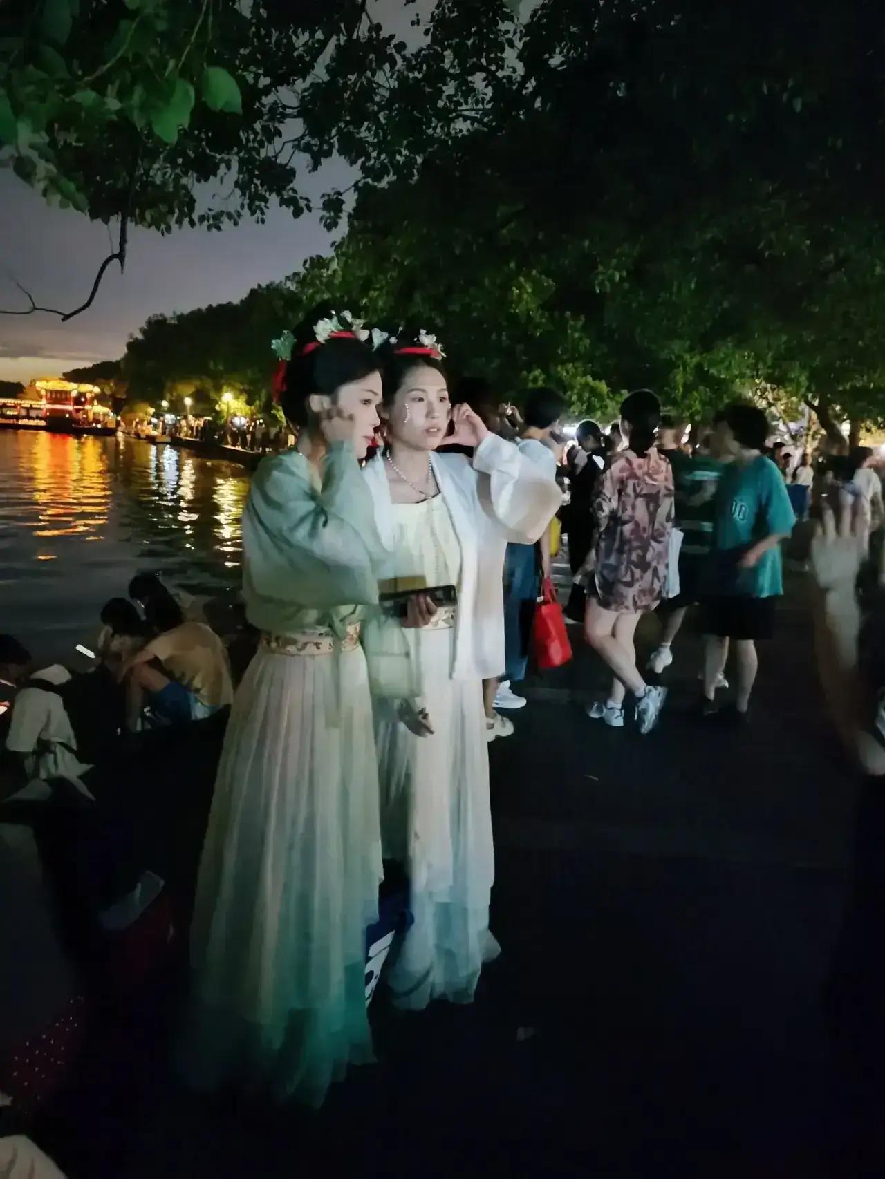 杭州有句老话，晴西湖不如雨西湖，雨西湖不如夜西湖，夜西湖不如雪西湖。而我独爱