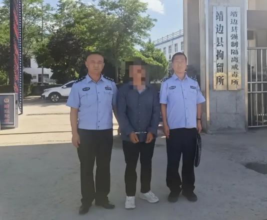 陕西靖边，一50多岁农民看一片“荒地”长了杂草，便开上四轮旋耕机轰轰烈烈翻了几天