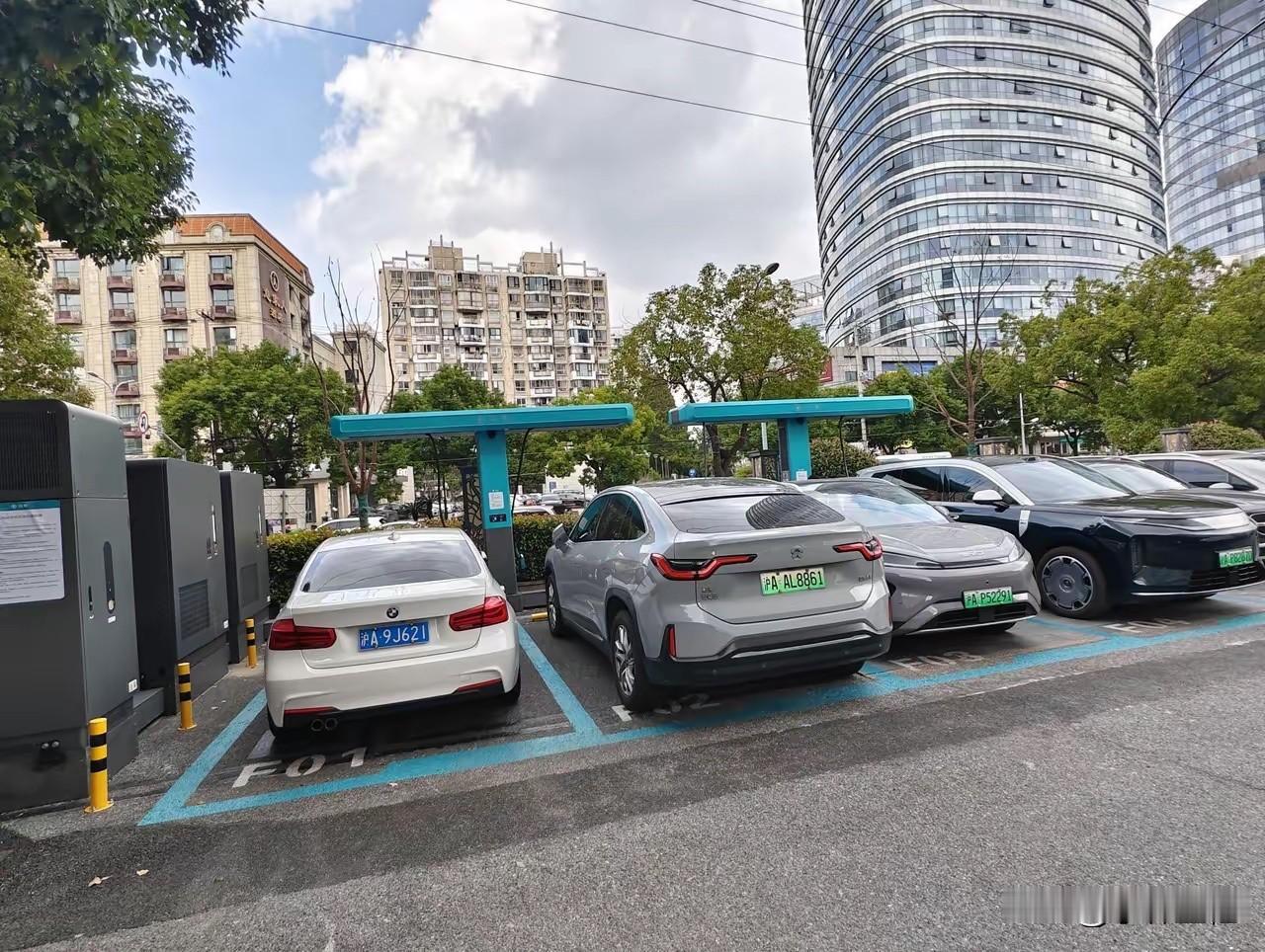 如图1，一座闪充站两个充电桩，四把充电枪，右边桩比亚迪大唐跟海狮05在充电，左边