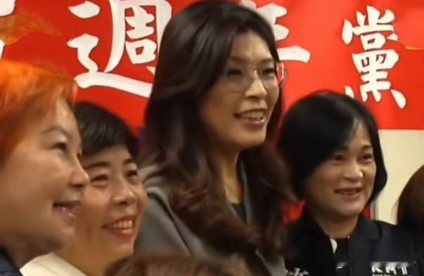 郑丽文赴苗栗近日，中国国民党新任主席郑丽文赴苗栗县参加党务活动，并给新入党的