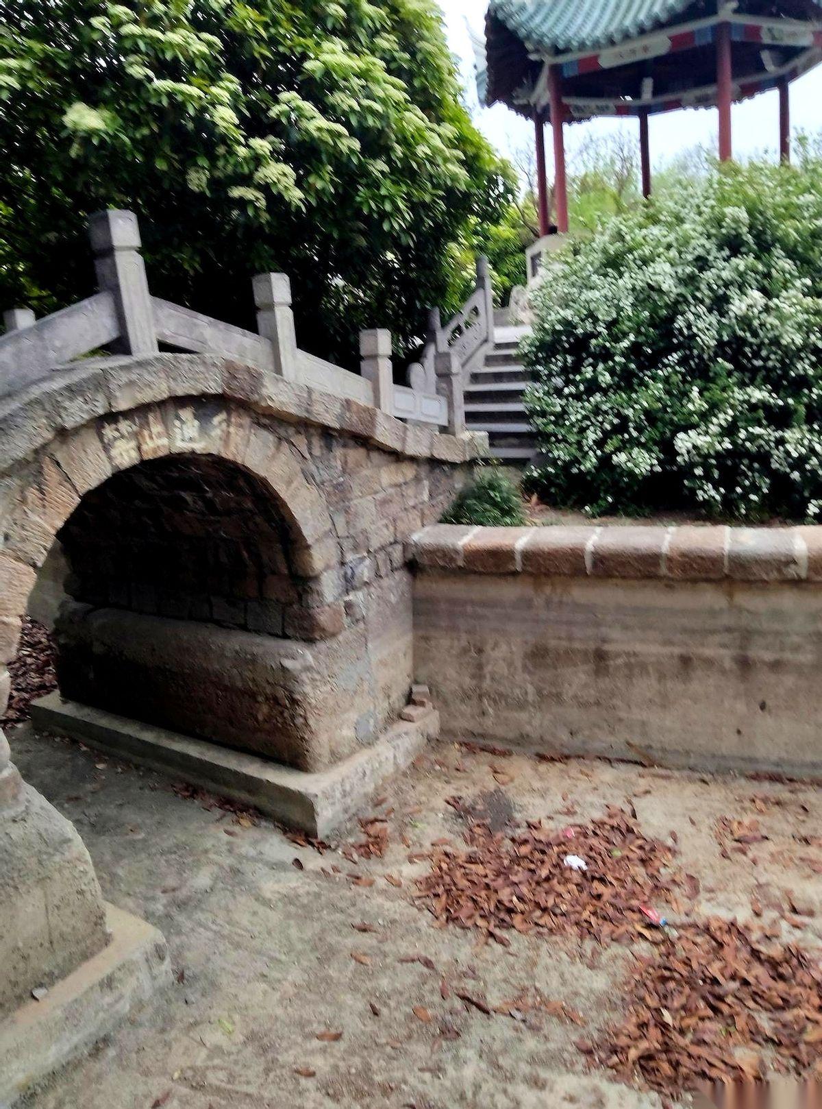 保姆上班，全家顿顿手擀面、蒸馒头。保姆一休假，家里立马大鱼大肉。起初，她还真