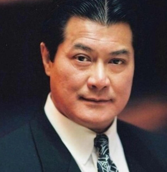 1986年，邓光荣打电话去跟向华强说，借周润发50天时间拍电影。向华强听到后差点