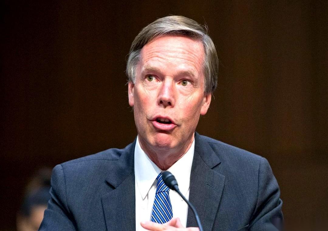 美国前驻华大使伯恩斯，突然干了件大事。他直接拉上14个美国前高官，里面有共和党