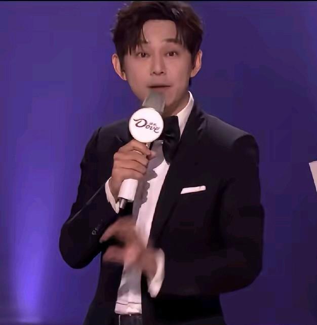 一觉醒来，估计全网都替何炅捏把汗，他可能自己都想不到，竟然还有自己救不了的场