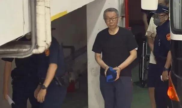 柯文哲已经被抓羁押近近9个月了，台北地方法院今天再开延押庭，裁定柯文哲等4名被告
