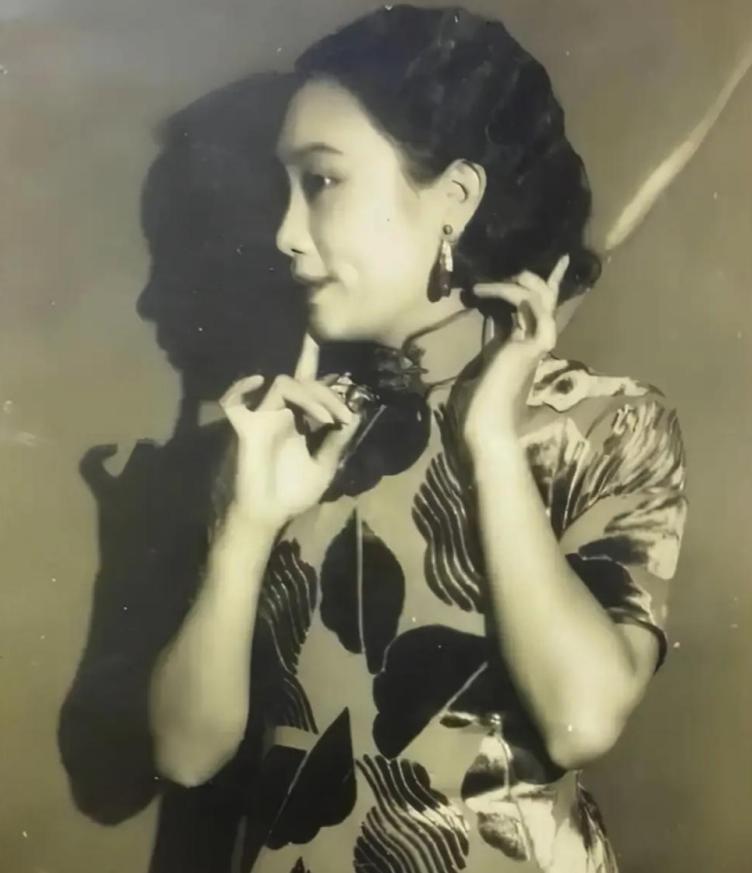 1956年，台北阳明山别墅，毛人凤病榻之上，妻子向影心递上一碗药，轻言细语：“喝