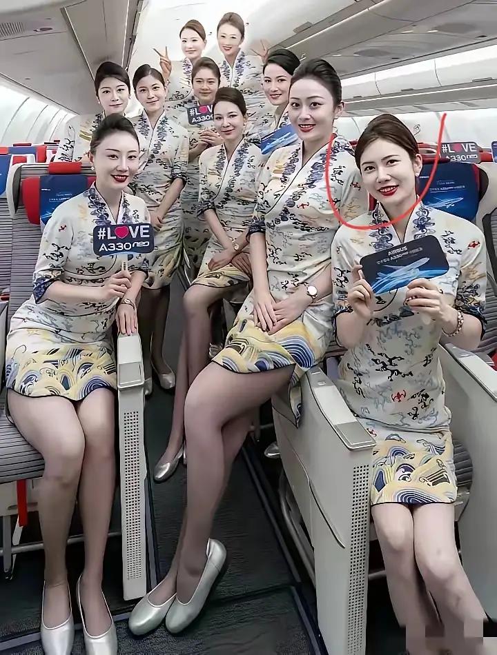 网友说右一最美，但审美这东西确实因人而异。就像悔航这十位空姐，个个笑意盈盈、端庄