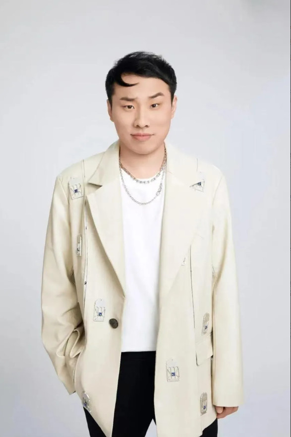 李雪琴问李诞：“你朋友多吗？”李诞说：“我朋友很多，但徐志胜的朋友就不多，他有