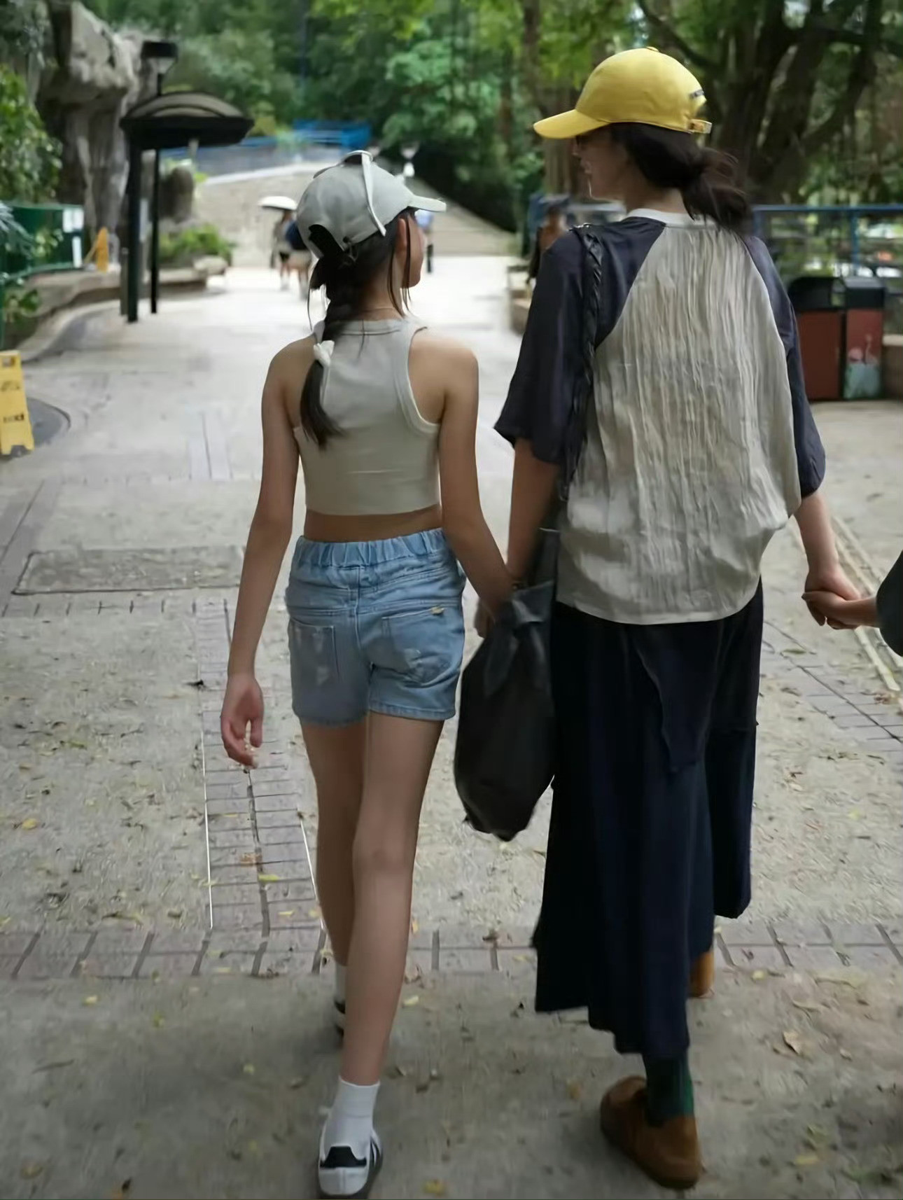 黄磊11岁小女儿星味，妹妹头身比也太优越，果然基因就是强​​​